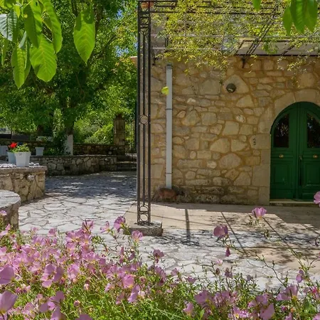 Casa vacanze Two Traditional Houses In Lefkada Asprogerakata