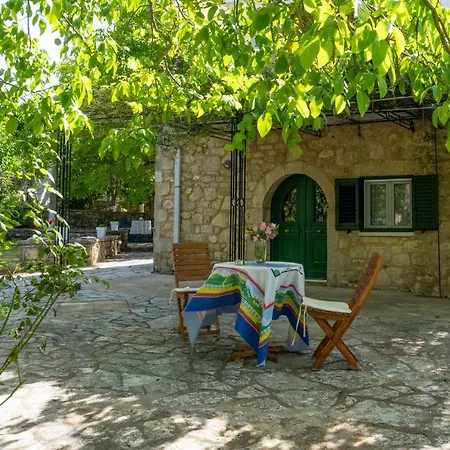 Casa vacanze Two Traditional Houses In Lefkada Asprogerakata